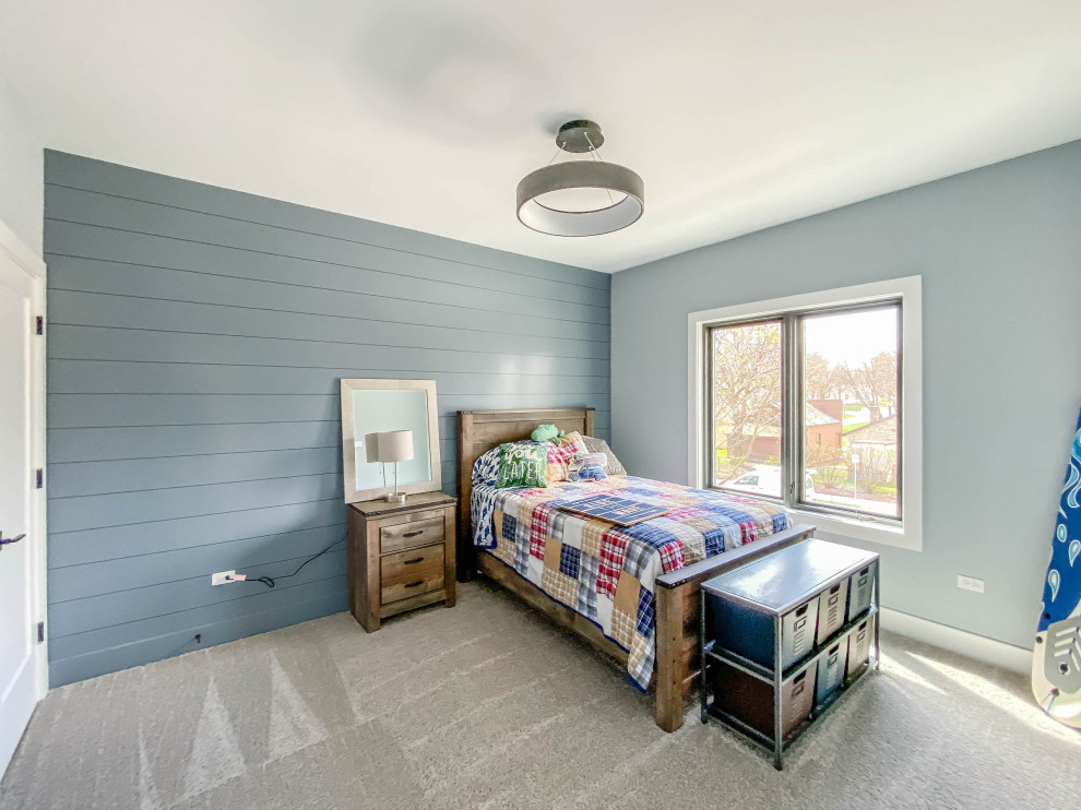 Immagine di una cameretta per bambini da 4 a 10 anni industriale di medie dimensioni con pareti blu, moquette, pavimento bianco e pareti in perlinato