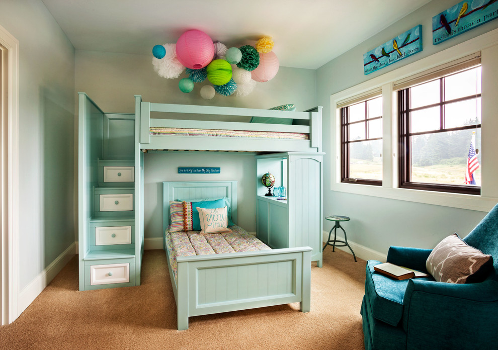 Exempel på ett stort klassiskt flickrum kombinerat med sovrum och för 4-10-åringar, med blå väggar och heltäckningsmatta
