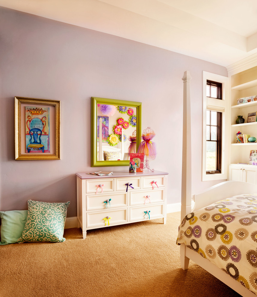 Cette photo montre une grande chambre d'enfant de 4 à 10 ans chic avec un mur violet et moquette.