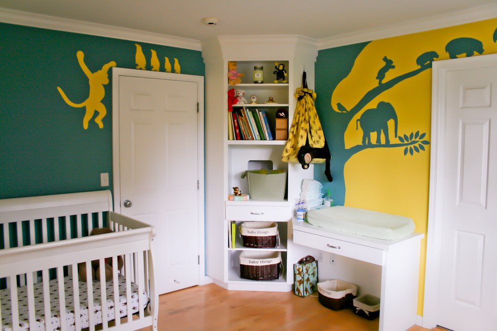 Idee per una cameretta per bambini da 1 a 3 anni classica di medie dimensioni con parquet chiaro e pareti multicolore