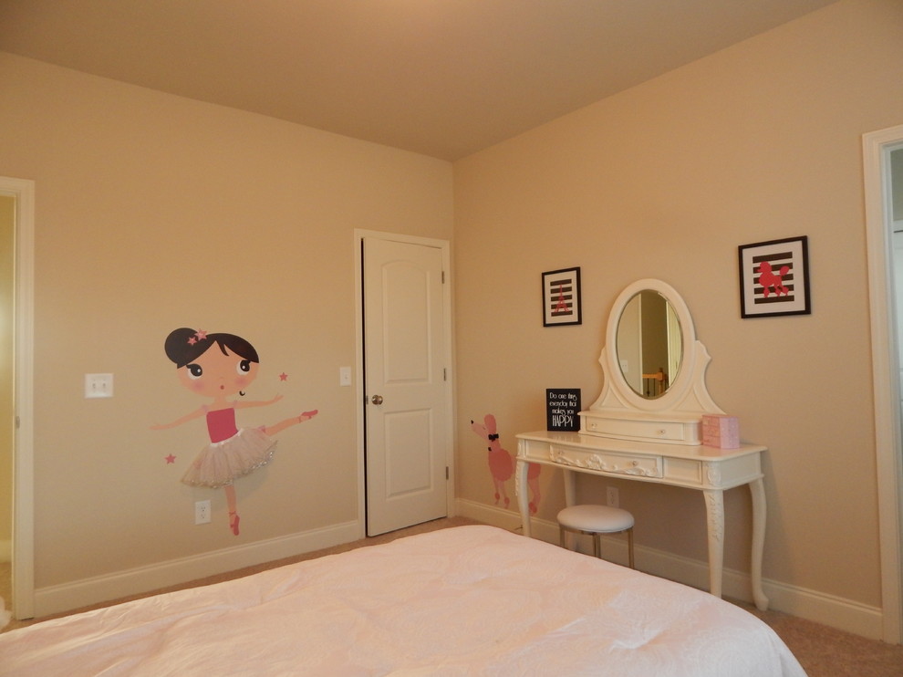 Inspiration för ett mellanstort amerikanskt flickrum kombinerat med sovrum och för 4-10-åringar, med beige väggar och heltäckningsmatta