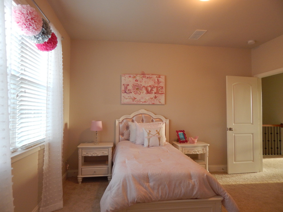 Immagine di una cameretta per bambini da 4 a 10 anni american style di medie dimensioni con pareti beige e moquette