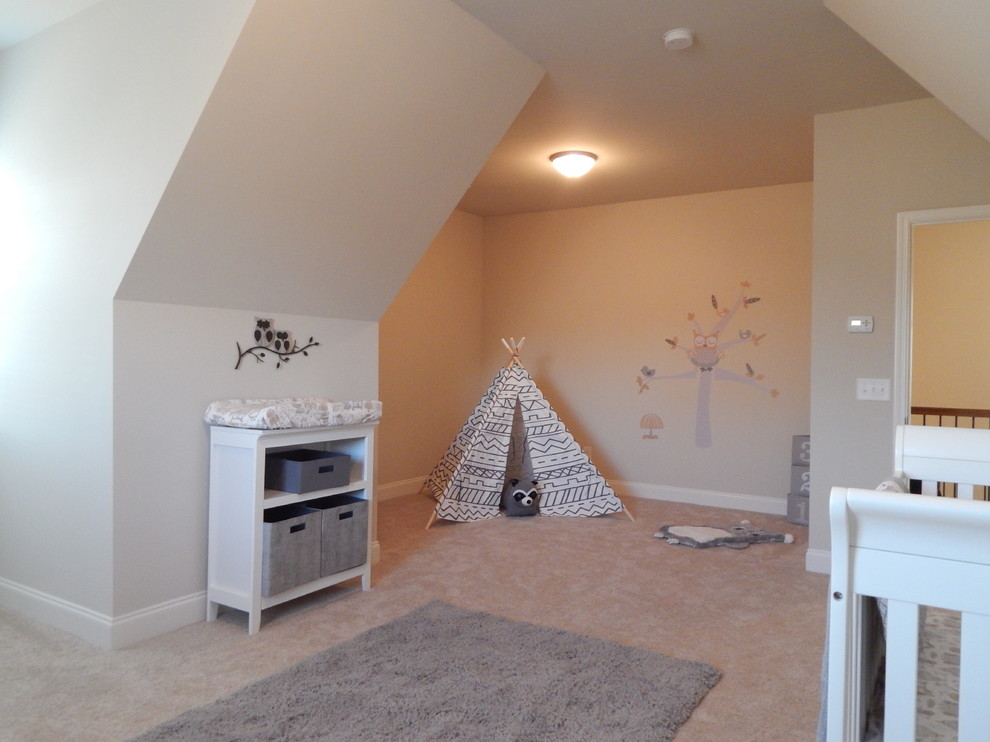 Aménagement d'une petite chambre d'enfant de 4 à 10 ans craftsman avec un mur beige et parquet foncé.
