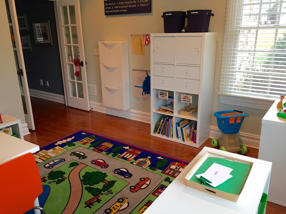 Foto de dormitorio infantil de 4 a 10 años clásico renovado de tamaño medio con paredes beige, suelo de madera en tonos medios y suelo marrón