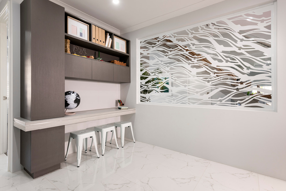 Mittelgroßes, Neutrales Modernes Jugendzimmer mit Arbeitsecke, weißer Wandfarbe, Porzellan-Bodenfliesen und weißem Boden in Perth