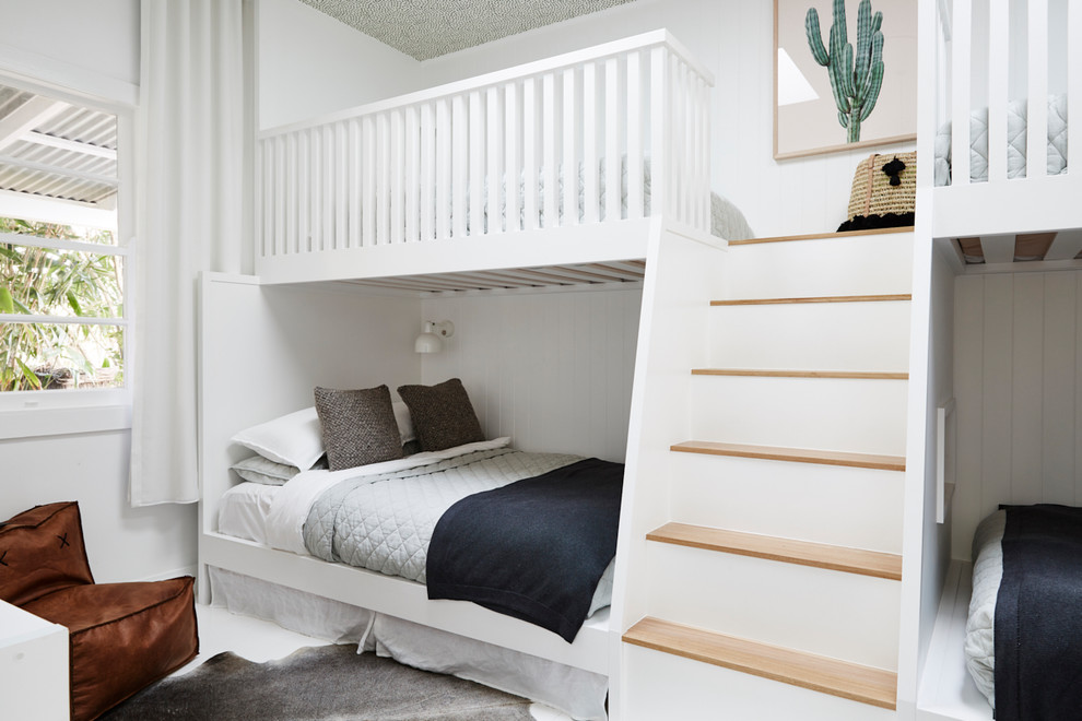 Diseño de dormitorio infantil de 4 a 10 años contemporáneo de tamaño medio con paredes blancas, suelo de madera pintada y suelo blanco