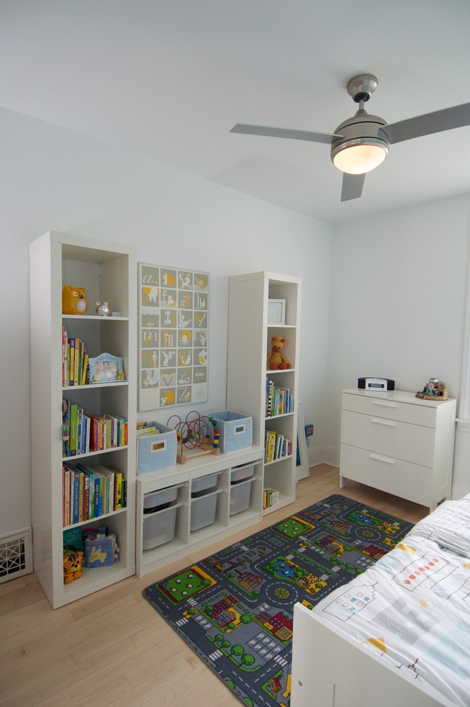 Foto di una cameretta per bambini da 1 a 3 anni classica di medie dimensioni con pareti grigie e parquet chiaro