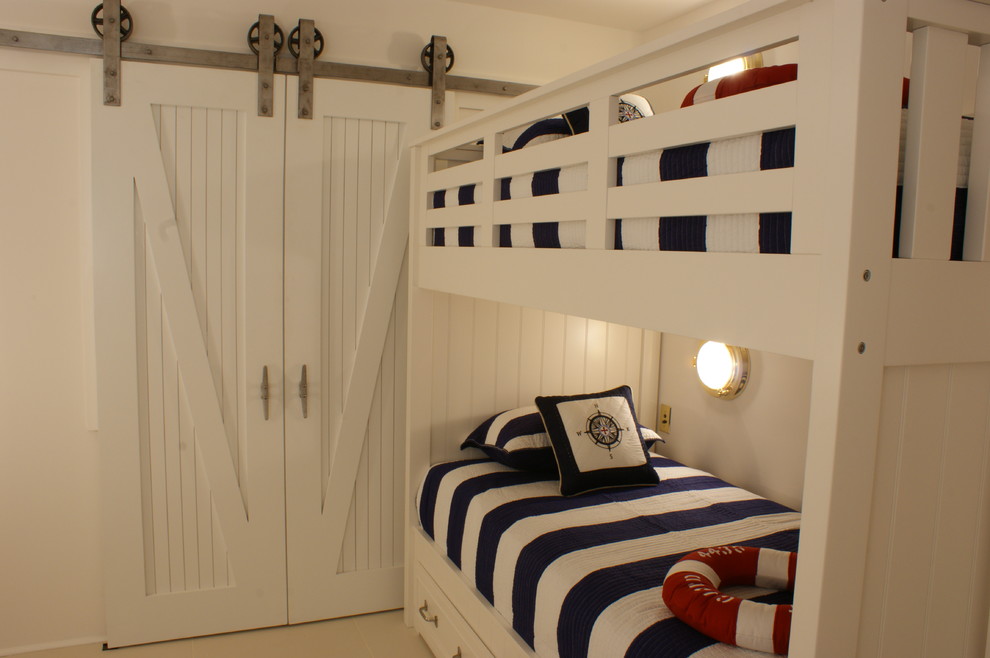 Foto di una cameretta per bambini stile marino di medie dimensioni con pareti bianche, pavimento in gres porcellanato e pavimento beige