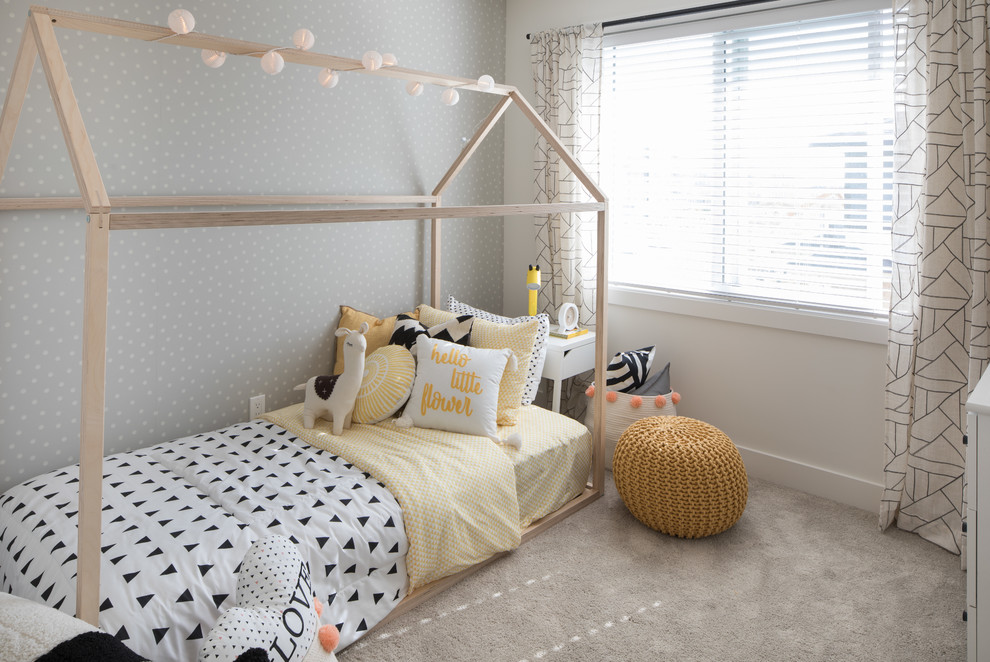 Diseño de dormitorio infantil de 4 a 10 años escandinavo de tamaño medio con paredes grises, moqueta y suelo gris