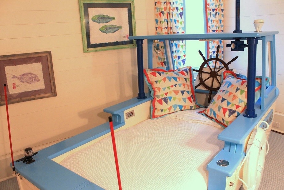 Design ideas for a beach style kids' bedroom in Charleston.