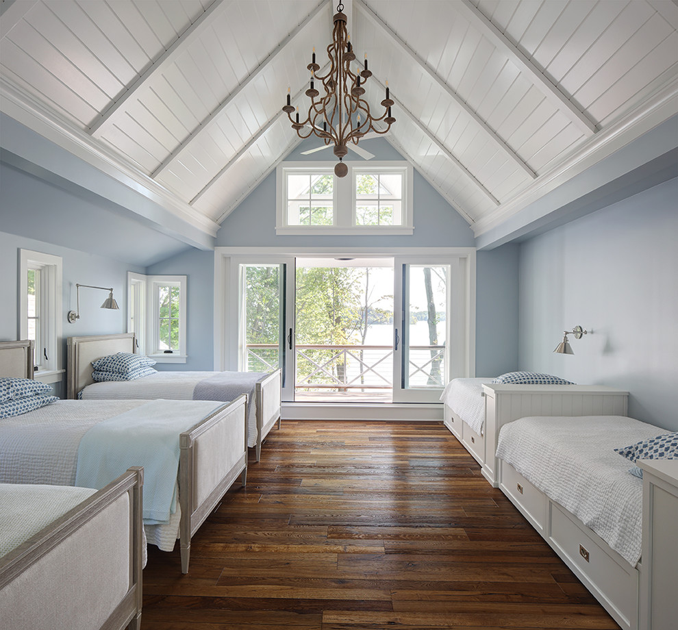 ミルウォーキーにあるカントリー風のおしゃれな子供の寝室 (青い壁、無垢フローリング、茶色い床) の写真