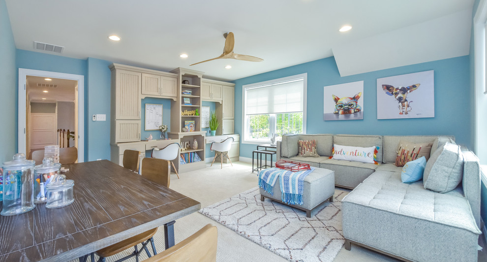Ejemplo de habitación infantil unisex clásica con escritorio, paredes azules, moqueta y suelo beige