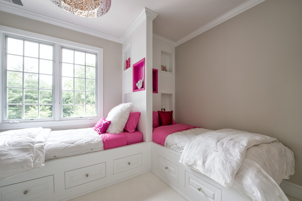 Inspiration för mellanstora klassiska flickrum kombinerat med sovrum och för 4-10-åringar, med beige väggar, heltäckningsmatta och vitt golv