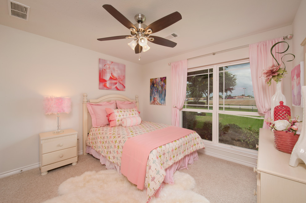 Mittelgroßes Shabby-Chic Mädchenzimmer mit Schlafplatz, grauer Wandfarbe, Teppichboden und grauem Boden in Houston