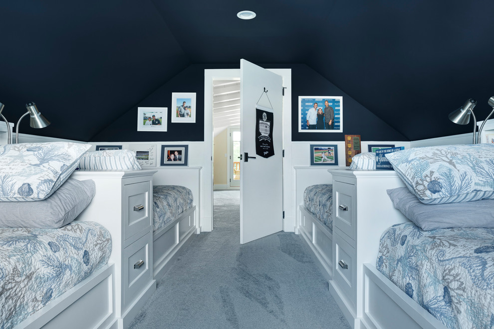 Свежая идея для дизайна: нейтральная детская в морском стиле с спальным местом, синими стенами, ковровым покрытием и синим полом - отличное фото интерьера