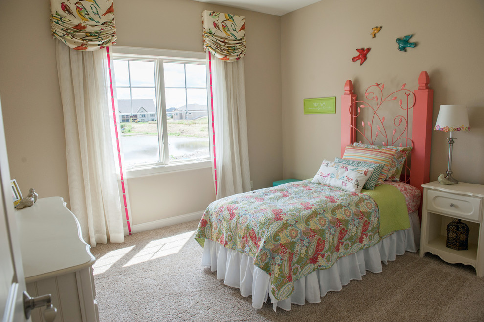 Mittelgroßes Modernes Mädchenzimmer mit Schlafplatz, beiger Wandfarbe und Teppichboden in Milwaukee