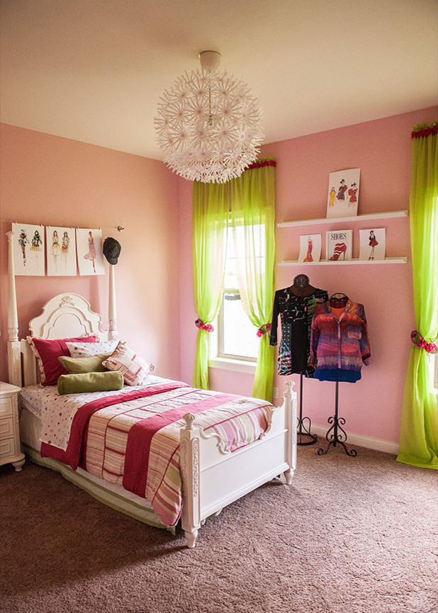 Стильный дизайн: детская среднего размера с спальным местом, розовыми стенами и ковровым покрытием для ребенка от 4 до 10 лет, девочки - последний тренд