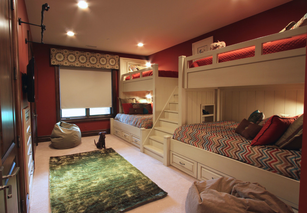 Idée de décoration pour une chambre d'enfant tradition avec un mur rouge et moquette.