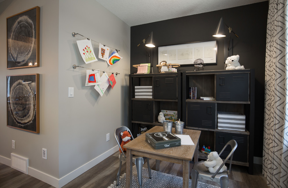 Cette image montre une petite chambre d'enfant de 4 à 10 ans rustique avec un mur noir, un sol en vinyl et un sol marron.