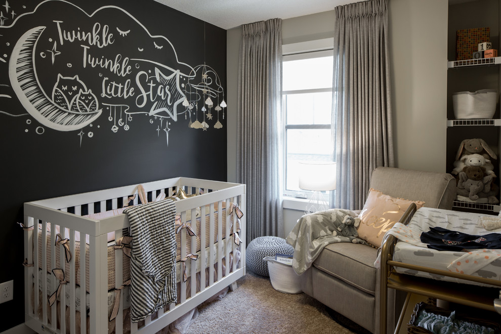 Diseño de habitación de bebé niña campestre pequeña con paredes negras, moqueta y suelo beige