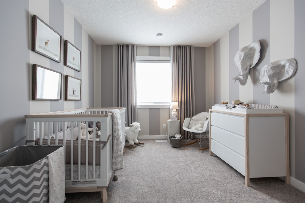 Cette photo montre une chambre de bébé neutre tendance de taille moyenne avec un mur gris, un sol en vinyl et un sol gris.