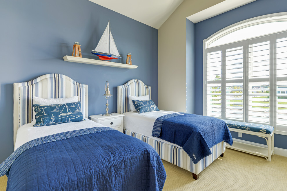 Imagen de dormitorio infantil costero de tamaño medio con paredes multicolor y moqueta