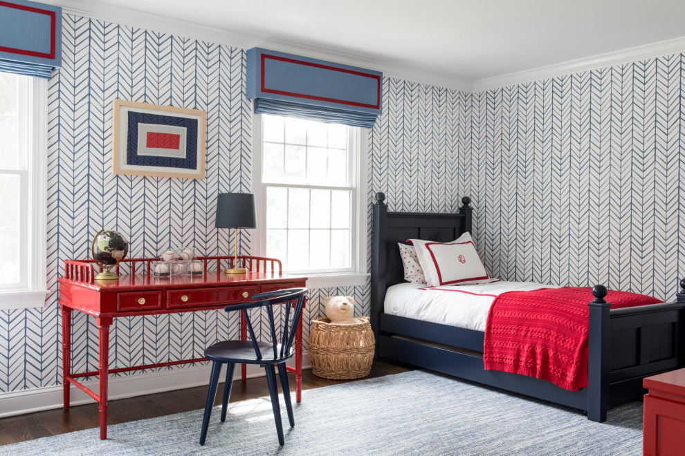Foto på ett vintage pojkrum kombinerat med sovrum och för 4-10-åringar, med blå väggar, mörkt trägolv och brunt golv