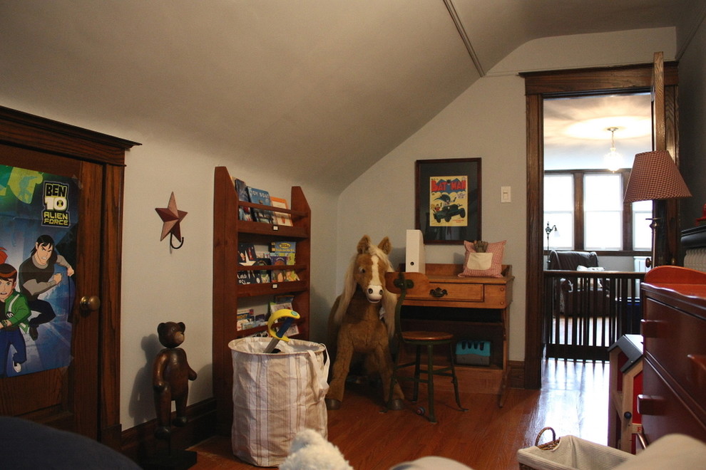 Idée de décoration pour une chambre neutre bohème avec un bureau, un mur gris et un sol en bois brun.