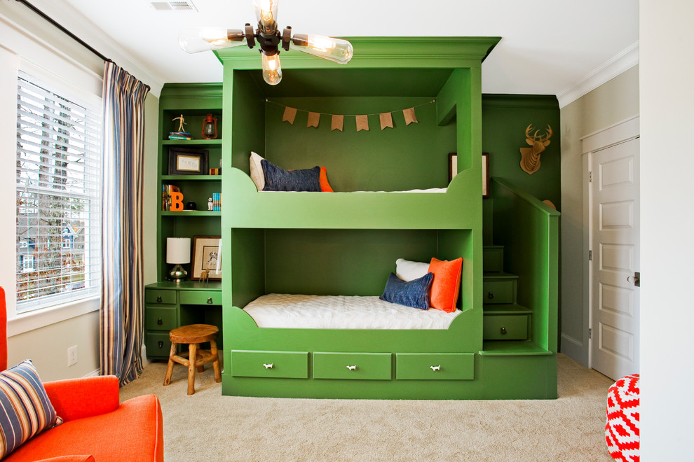 Foto di una cameretta da letto tradizionale con pareti verdi, moquette e pavimento beige