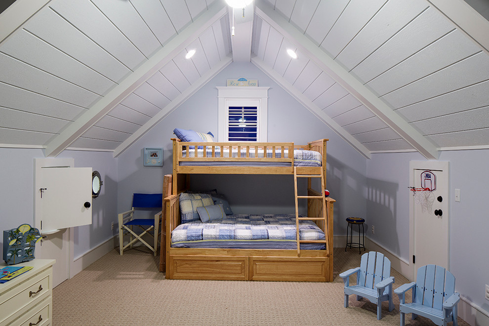 Cette photo montre une chambre d'enfant bord de mer avec un mur bleu et moquette.