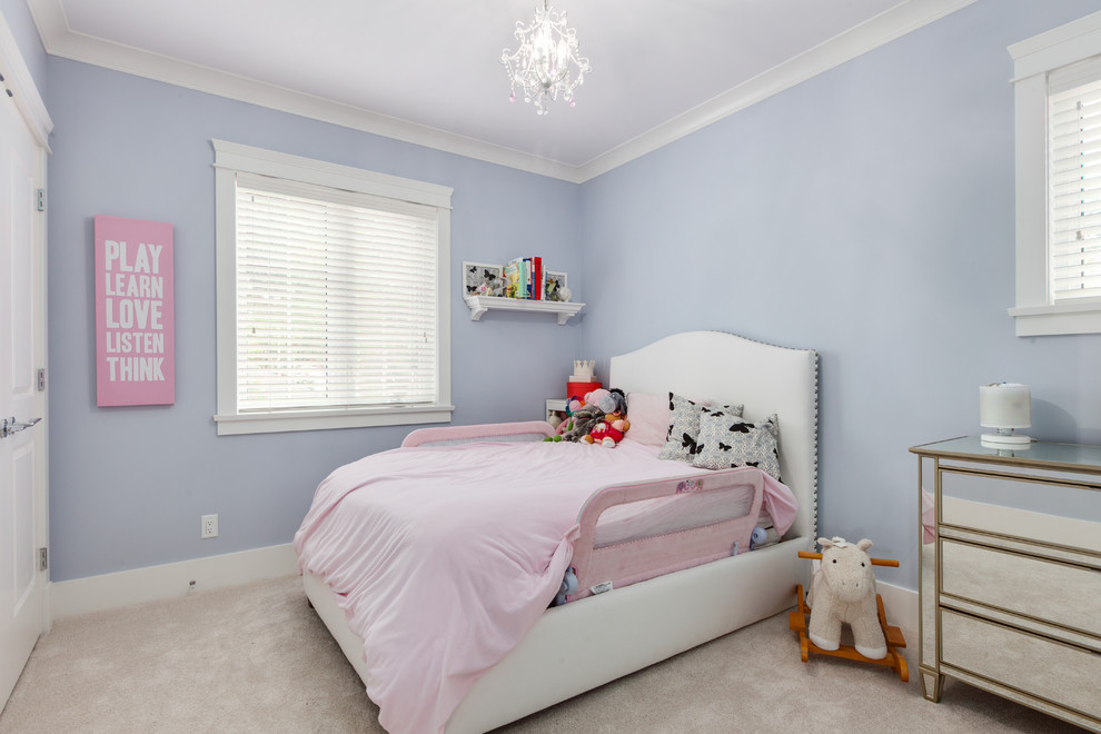 Cette photo montre une chambre d'enfant chic de taille moyenne avec un mur bleu et moquette.