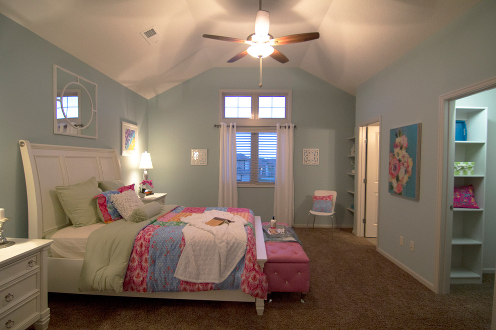 Idee per una cameretta per bambini chic di medie dimensioni con pareti blu, moquette e pavimento marrone