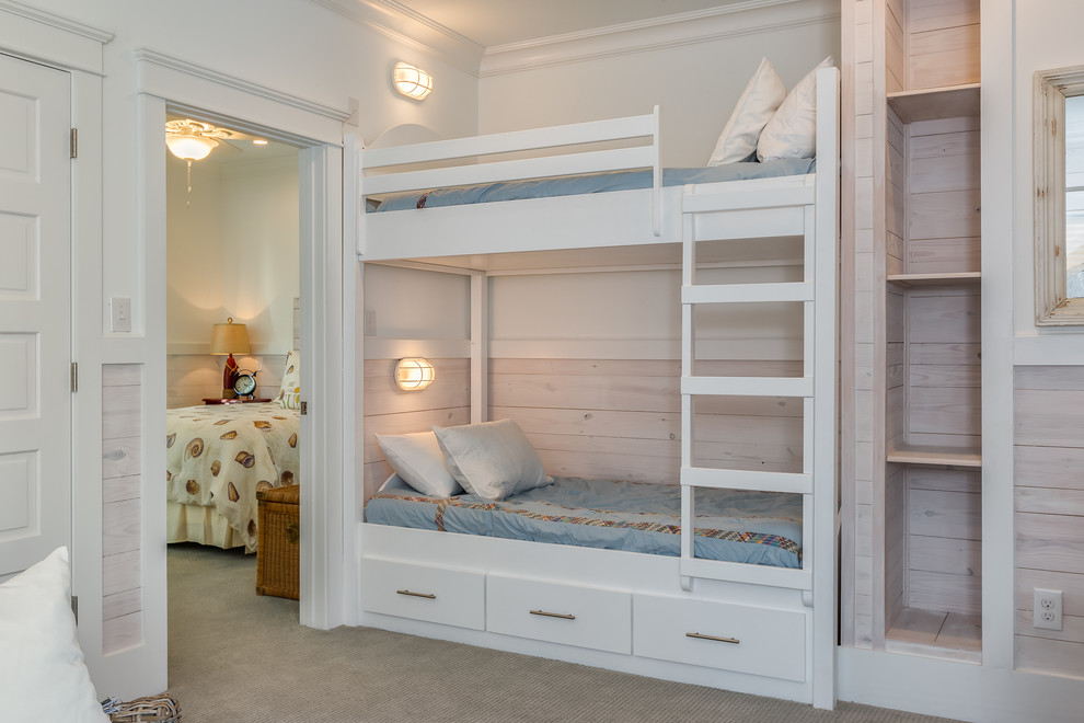 Стильный дизайн: нейтральная детская в морском стиле с спальным местом, белыми стенами и ковровым покрытием для двоих детей - последний тренд
