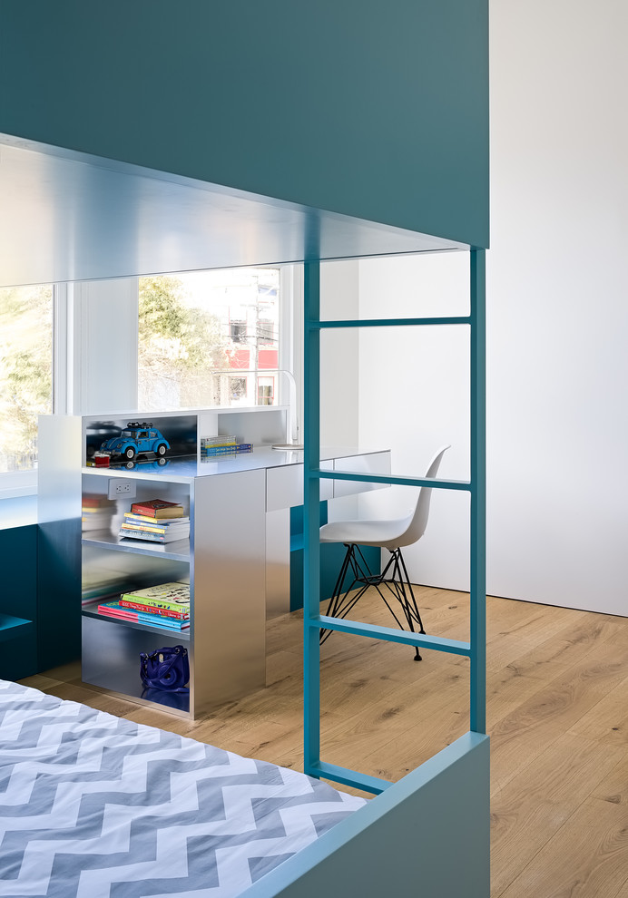 Imagen de dormitorio infantil de 4 a 10 años minimalista pequeño con paredes blancas, suelo de madera en tonos medios y suelo marrón