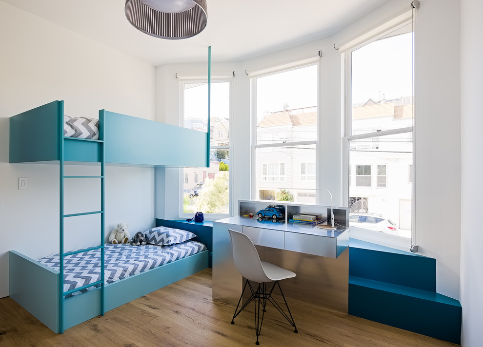 Inspiration för små moderna könsneutrala barnrum kombinerat med sovrum och för 4-10-åringar, med vita väggar, mellanmörkt trägolv och brunt golv