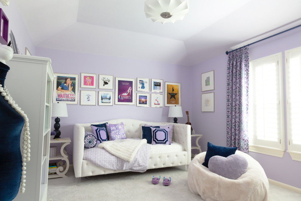 Пример оригинального дизайна: большая детская в стиле неоклассика (современная классика) с спальным местом, фиолетовыми стенами, ковровым покрытием и серым полом для подростка, девочки