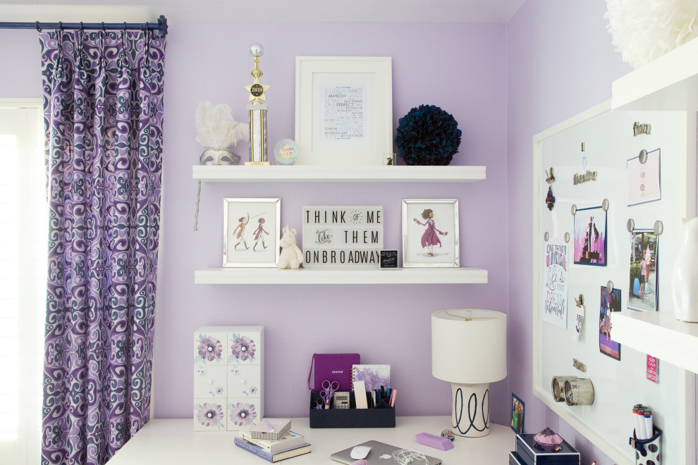 Imagen de dormitorio infantil tradicional renovado grande con paredes púrpuras, moqueta y suelo gris