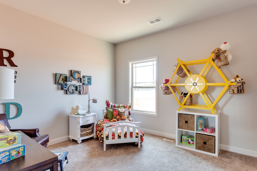 Bild på ett mellanstort vintage könsneutralt småbarnsrum kombinerat med sovrum, med beige väggar och heltäckningsmatta