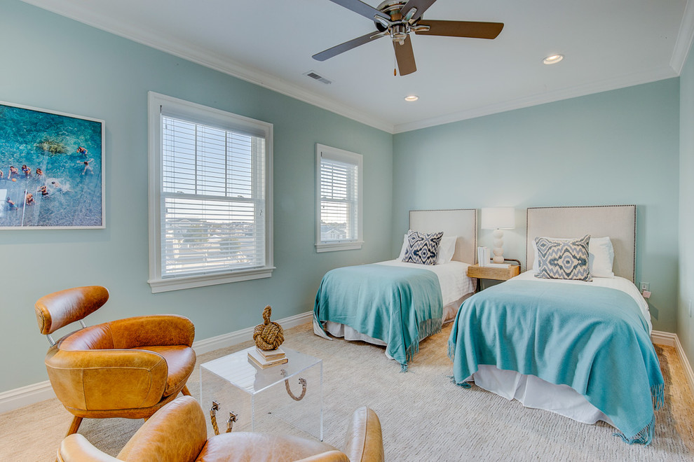 Immagine di una cameretta per bambini da 4 a 10 anni stile marino con pareti blu, moquette e pavimento beige