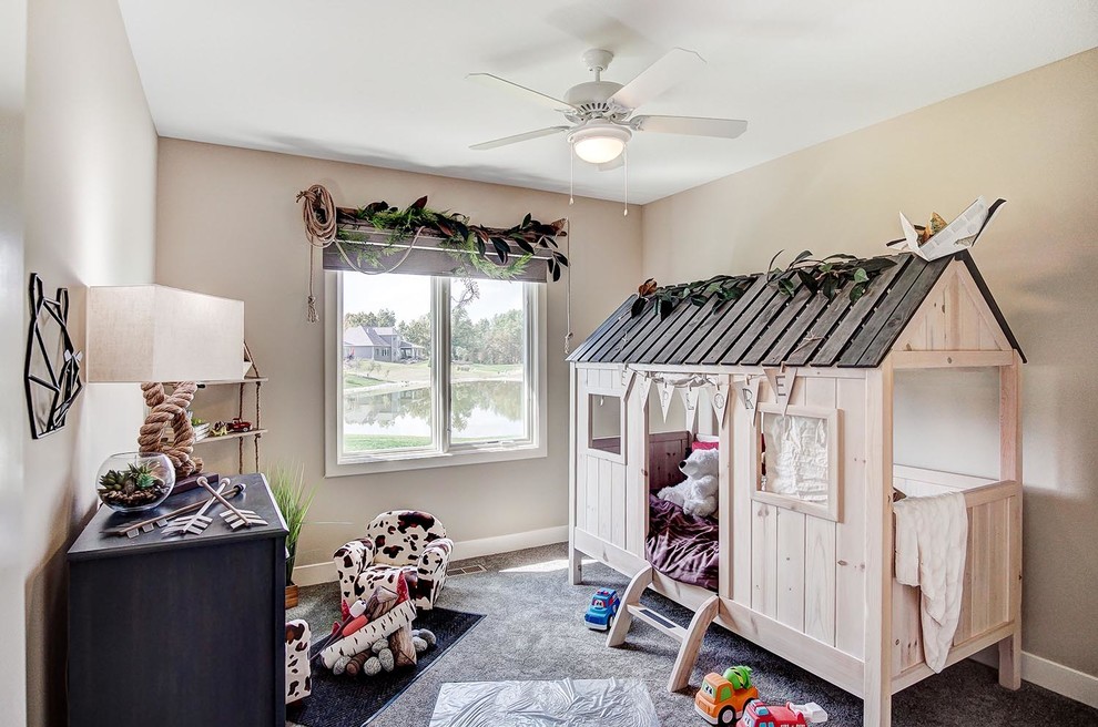 Inspiration för mellanstora rustika barnrum kombinerat med sovrum, med beige väggar, heltäckningsmatta och grått golv