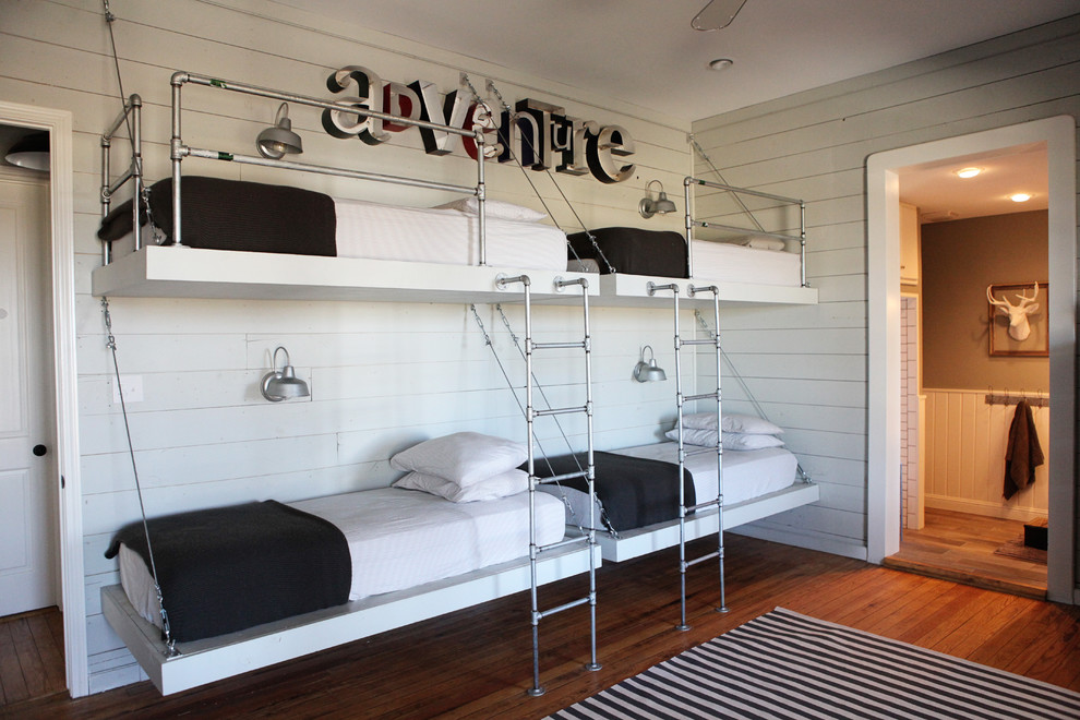 Mittelgroßes, Neutrales Country Kinderzimmer mit Schlafplatz, weißer Wandfarbe und braunem Holzboden in Austin
