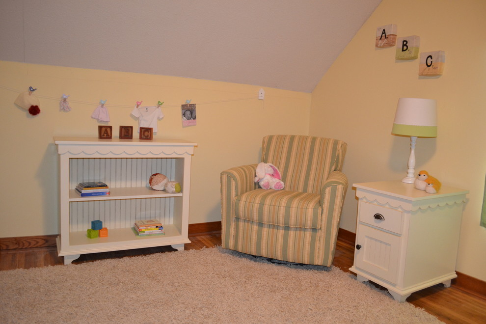 Design ideas for a classic kids' bedroom in Minneapolis.