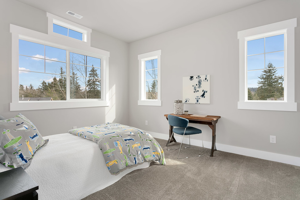 Exempel på ett mellanstort amerikanskt pojkrum kombinerat med sovrum och för 4-10-åringar, med grå väggar, heltäckningsmatta och grått golv