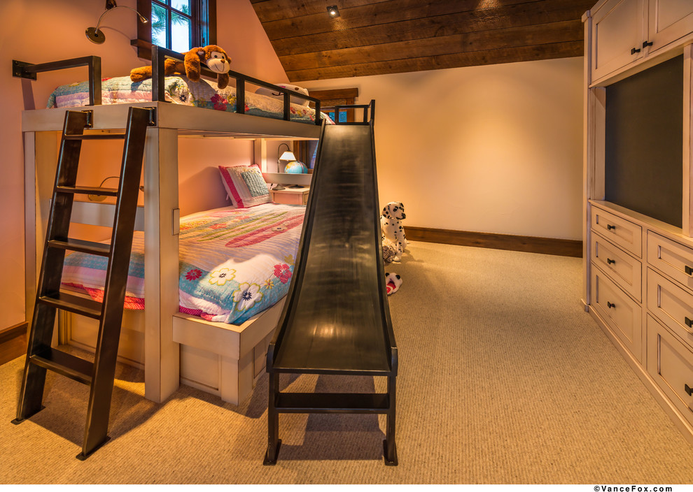 Cette image montre une chambre d'enfant de 4 à 10 ans chalet de taille moyenne avec moquette.