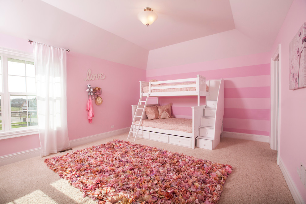 На фото: большая детская в классическом стиле с спальным местом, розовыми стенами и ковровым покрытием для ребенка от 4 до 10 лет, девочки, двоих детей