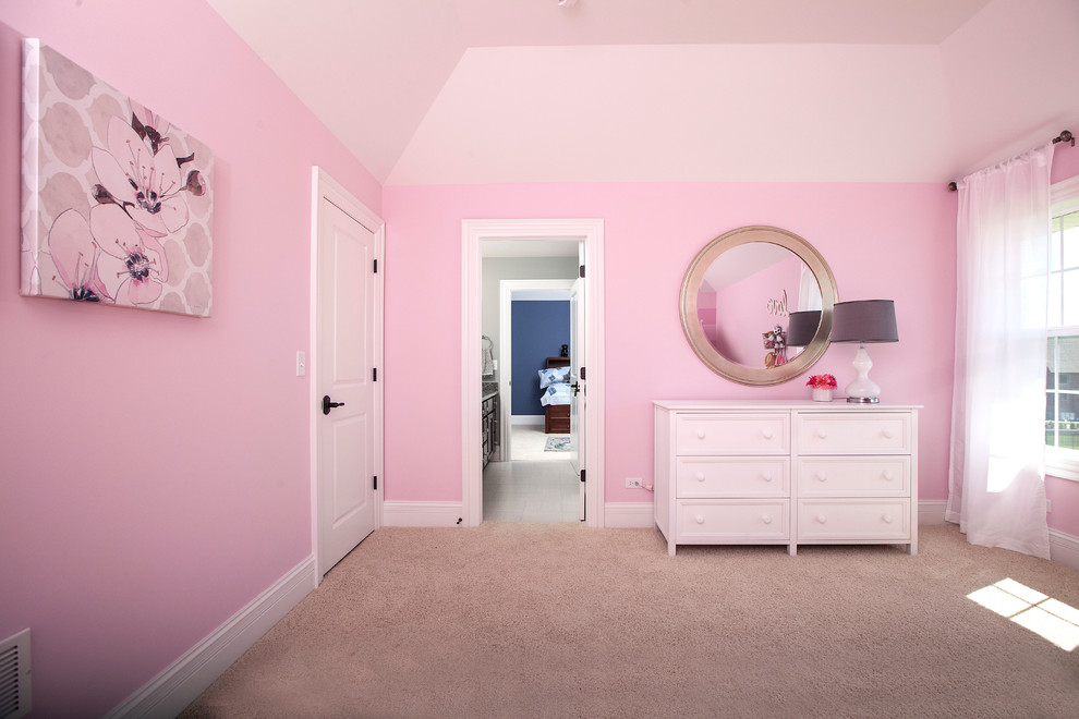 Inredning av ett amerikanskt stort flickrum kombinerat med sovrum och för 4-10-åringar, med rosa väggar och heltäckningsmatta