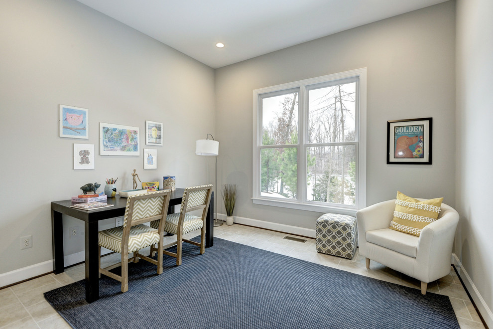 Exemple d'une chambre neutre tendance de taille moyenne avec un bureau, un mur beige, un sol en carrelage de céramique et un sol beige.