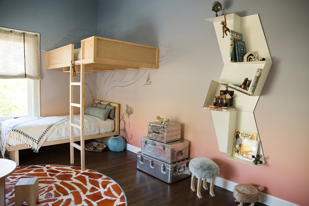 Foto på ett eklektiskt könsneutralt barnrum kombinerat med sovrum, med flerfärgade väggar, mörkt trägolv och brunt golv