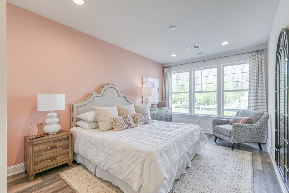 На фото: большая детская в стиле неоклассика (современная классика) с спальным местом, розовыми стенами и серым полом для подростка, девочки