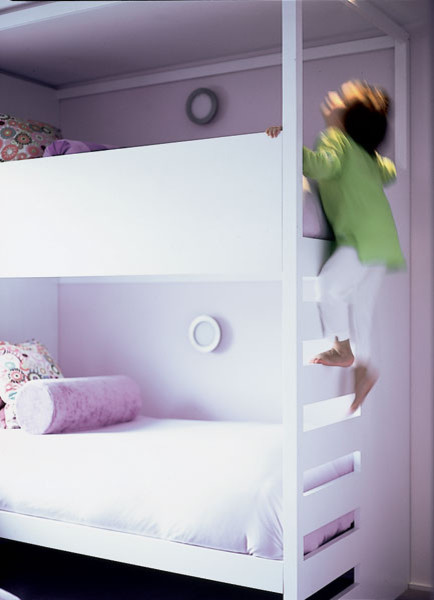 Idéer för mellanstora funkis barnrum kombinerat med sovrum, med rosa väggar